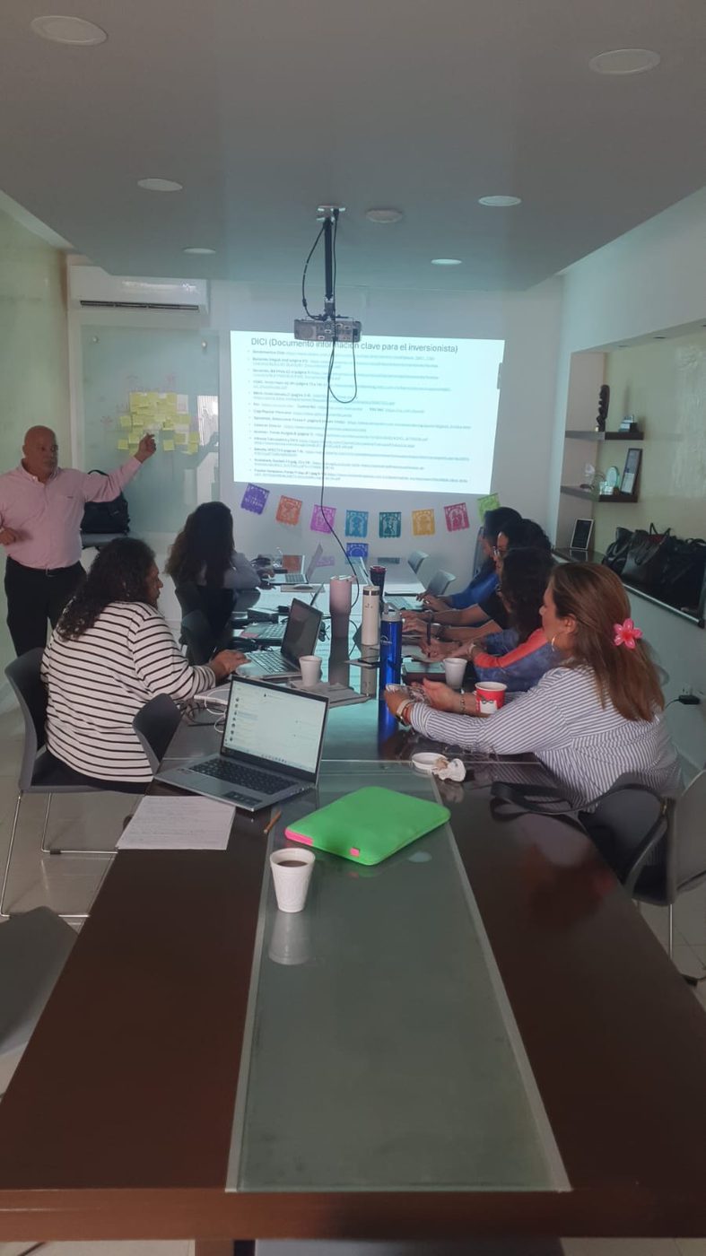 Capacitación sobre instrumentos de inversión en la oficina de CARSA