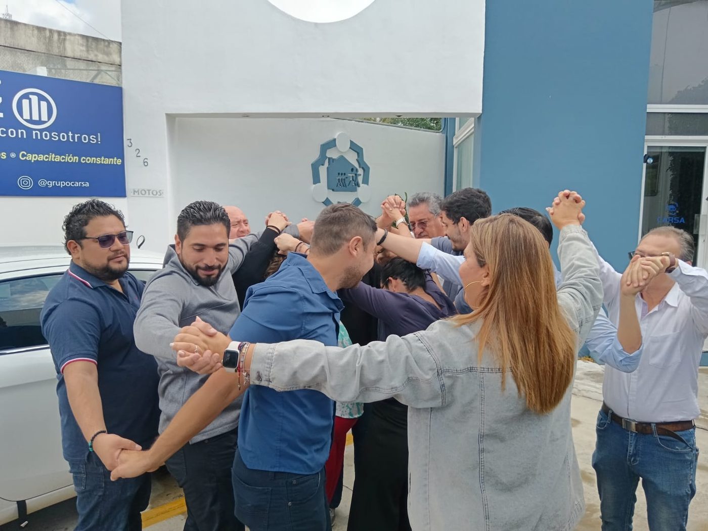 Equipo de CARSA cerrando la junta frente a la oficina en Mérida